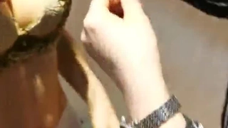 在上高中的18岁刚成年 粉粉四眼小萝莉，绝世粉嫩白虎馒头逼，像是还在发育的样子，叫网友去舔她的粉逼，要舔屏的节奏