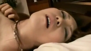 纹身少女在旅馆里被男性支配惩罚并被喉交