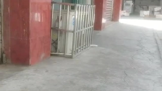 摩洛伊斯兰解放阵线花痴坐在一名年轻出租车司机的阴茎上，在建筑工地肾上腺素飙升