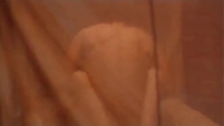 小胸部和大屁股的少女被狠狠地操
