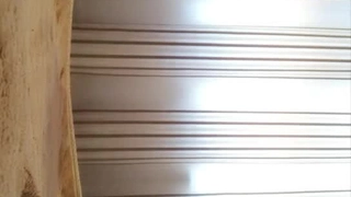 无毛妈妈用巨大的黑色假阳具狂野