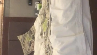 纹身少女在鸡巴上扭动屁股