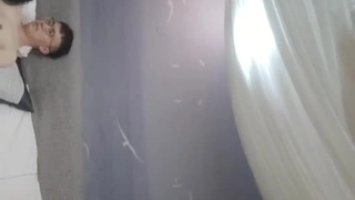 年轻的女同性恋在免费视频中探索他们的性欲