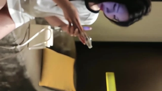 业余女孩穿着丝袜自慰