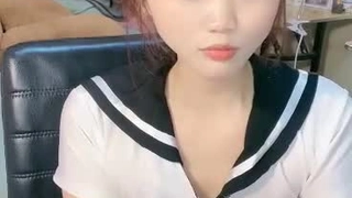 大奶肥臀风骚少妇黑丝诱惑，埋首在小哥的两腿间温柔的舔弄大鸡巴，让小哥各种爆草抽插浪荡呻吟干射了陪狼友
