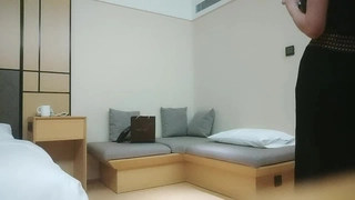 乖巧甜美00后嫩妹！多人群P！骑乘位双洞齐插，无毛骚逼被撑爆，后入大力撞击