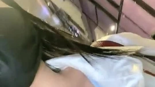 天然乳房的宝贝在牛仔姿势中被棒球棒大小的黑色阴茎拉伸