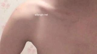 大眼睛极品短发干净御姐 ！花臂纹身全裸自慰 ，按摩器震动骚逼 ，电动假屌双管齐下 ，高潮流水 ，搞得小穴湿哒哒