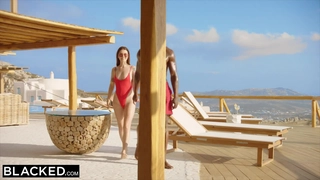 性欲旺盛的熟女用玩具享受肛门自慰