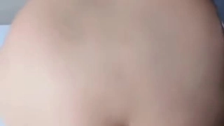 巨乳繼母浴室自慰被兒子發現，要兒子掏出肉棒來操死她!
